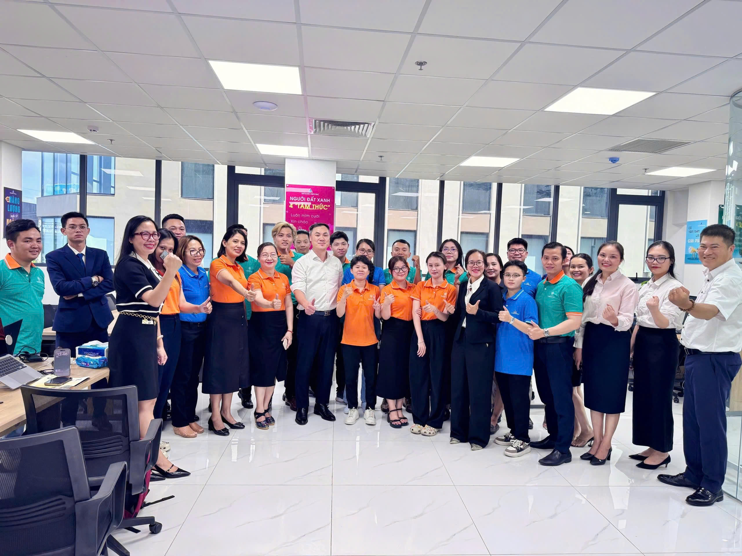 Tập thể cán bộ sàn KDMN