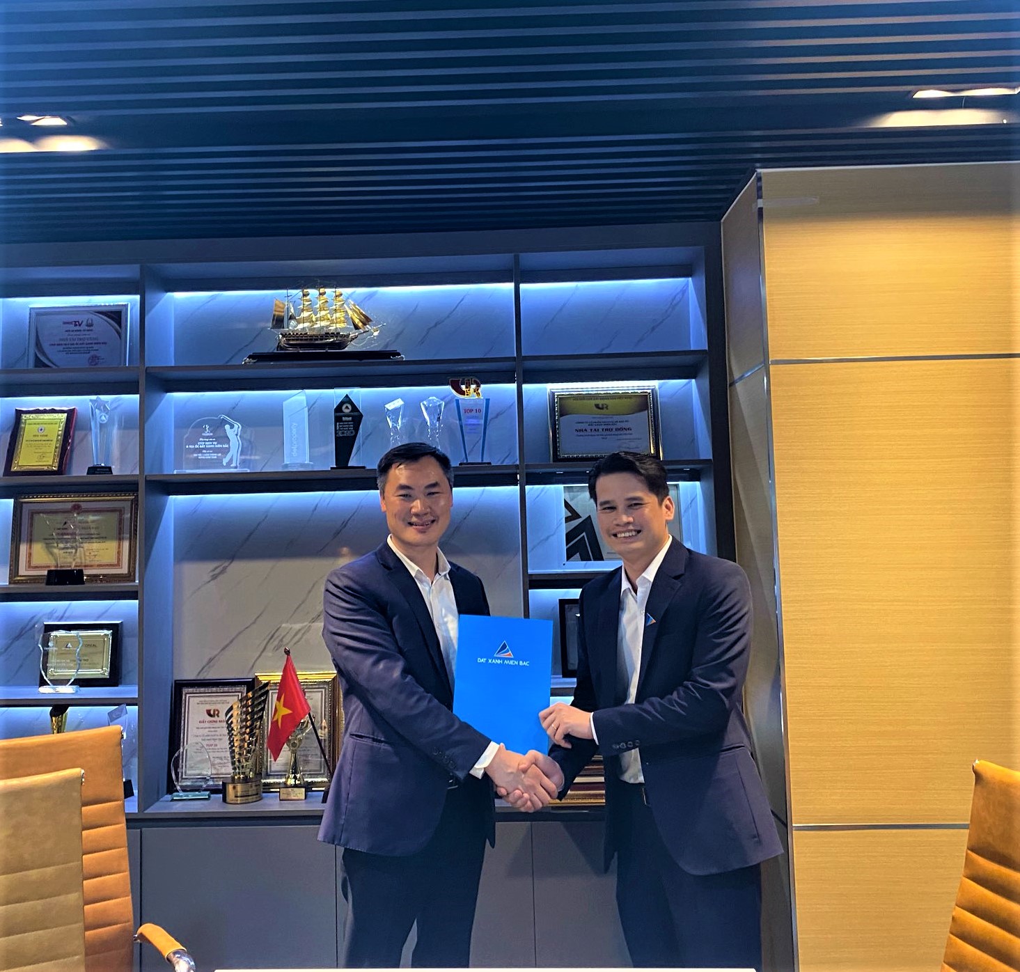 Chúc mừng tân phó giám đốc Nguyễn Ngọc Tuyền - Sàn Nam Hà Nội