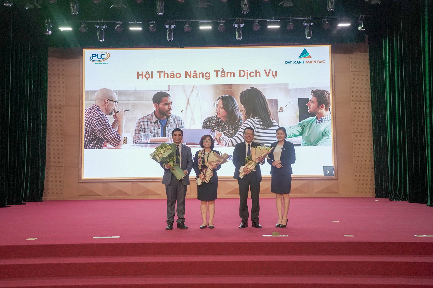 Gần 500 CBNV Đất Xanh Miền Bắc tham dự Hội thảo “Nâng Tầm Dịch Vụ - Up Your Service”