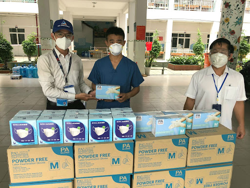 CBNV Đất Xanh ủng hộ gần 200 phần nhu yếu phẩm cho người dân Bình Dương vượt dịch