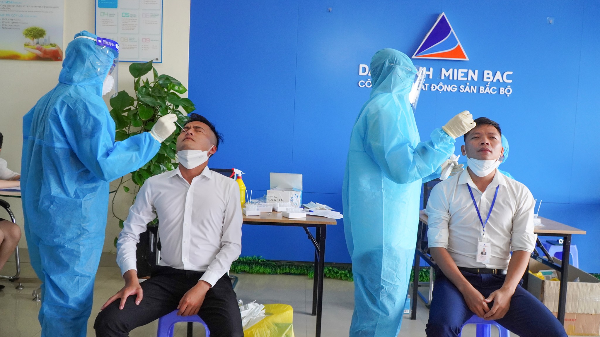Công ty CP Bất động sản Bắc Bộ test nhanh Covid-19 cho 100% CBNV